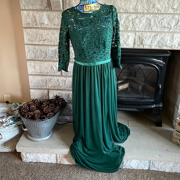 David's Bridal Dresses & Skirts - David’s bridal hunter green formal dress lace size 12